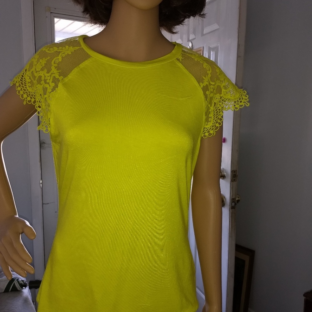 Bisou Bisou lime green shirt